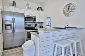 Kylskåp, mikrovågsugn, ugn och diskmaskin