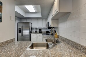 Geladeira, micro-ondas, cooktop, lava-louças