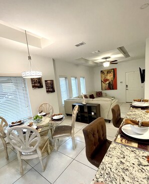 Dining - Entire 3bd/2 bath Luxurious apt located in south McAllen (McAllen)