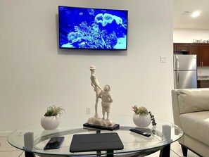 Living area - Entire 3bd/2 bath Luxurious apt located in south McAllen (McAllen)