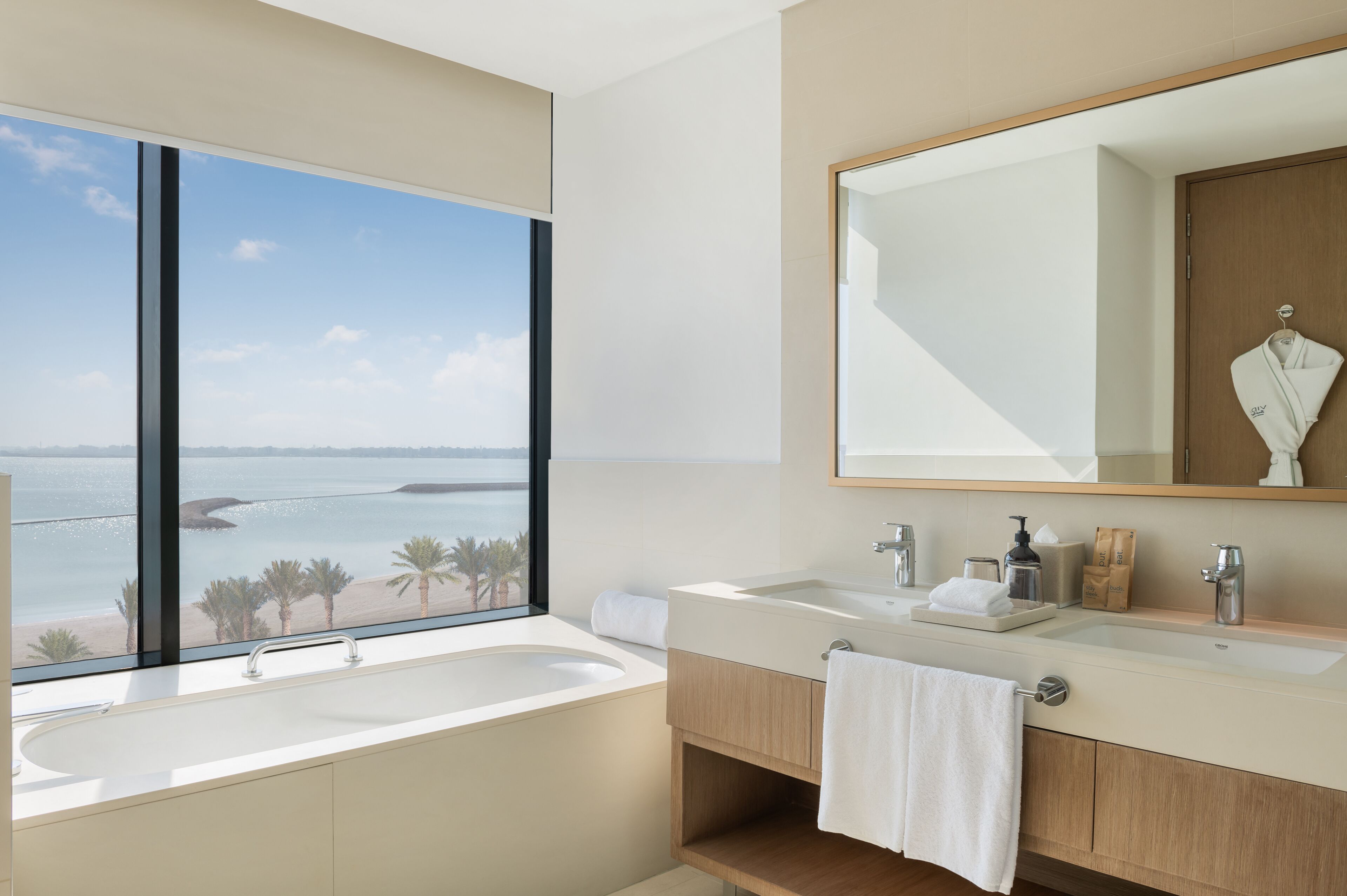 deluxe suite, sea view | bathroom | hair dryer, slippers, towels