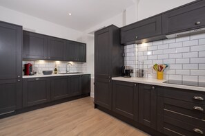 Fridge, microwave, oven, stovetop - Spacious Apartment in Coniston by LetMeStay (Coniston)