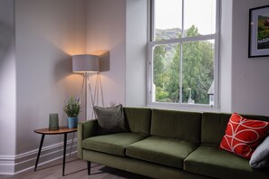 TV - Spacious Apartment in Coniston by LetMeStay (Coniston)