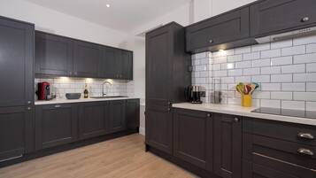 Een koelkast, een magnetron, een oven, een kookplaat