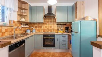 Fridge, microwave, oven, stovetop