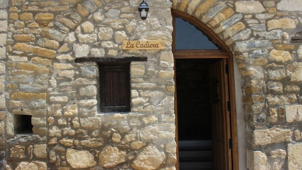Un bâtiment en pierre avec une porte en bois et une enseigne indiquant « La Codicera ».