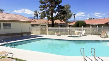 2 kolam renang outdoor