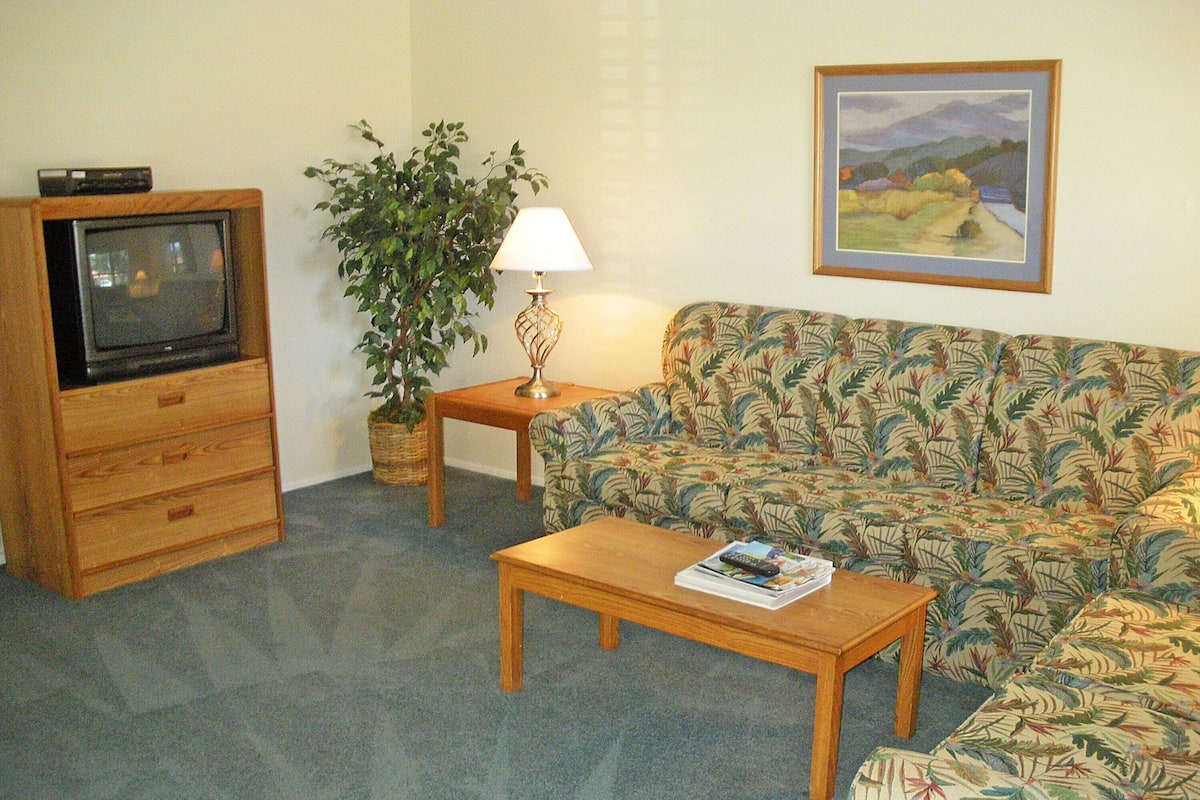40-inch TV with cable channels