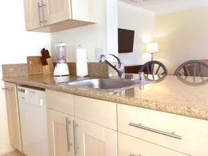 Kühlschrank, Mikrowelle, Herdplatte, Wasserkocher mit Kaffee-/Teezubehör