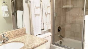 Pengering rambut dan handuk