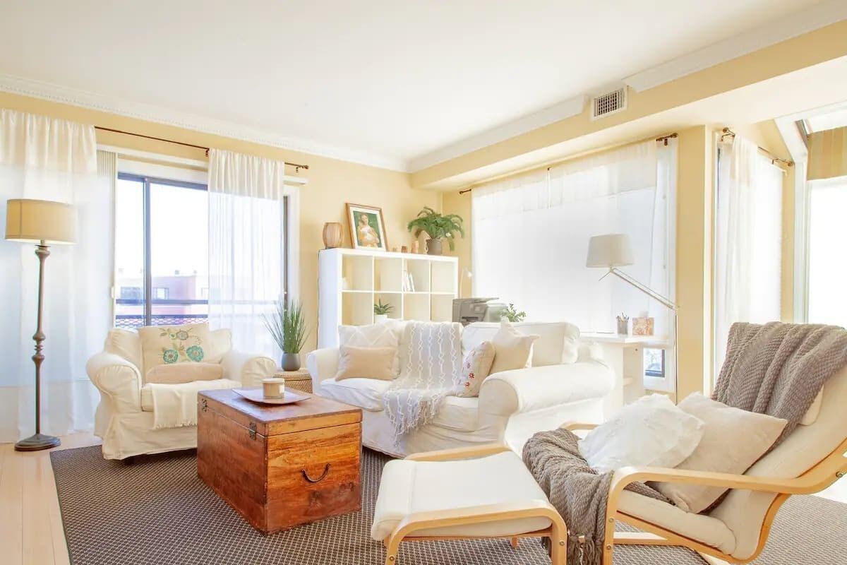 Gorgeous Rosslyn Penthouse w/Views ♦ FREE Parking! ♦ Metro Subway