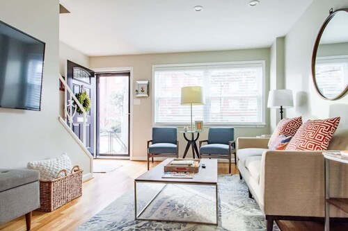Transit-Friendly Home // Old Town // Parking