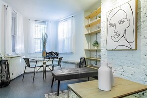 Dining - Dupont Circle sub station DC Apart High speed WiFi (Washington)