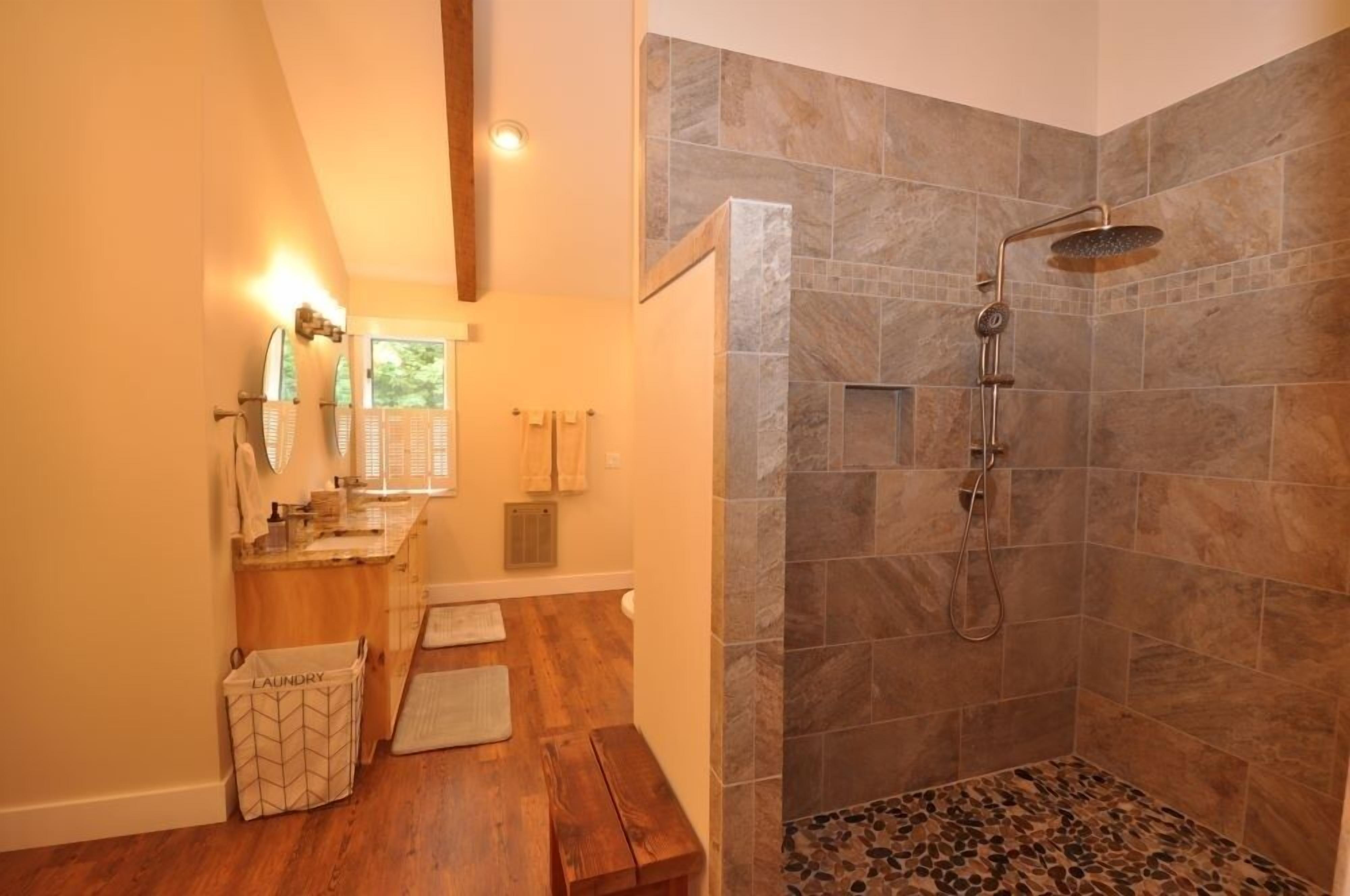 Condo, 2 phòng ngủ | Phòng tắm | Vòi sen phun mưa, khăn tắm 