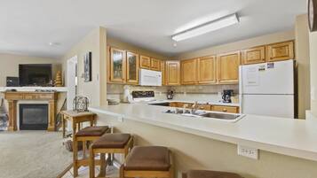 Condo, 2 habitaciones | Cocina privada | Refrigerador, horno, cafetera y tetera y tostadora