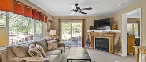 Condo, 2 Bedrooms | Living area