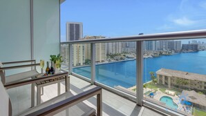 Property grounds - 2BR Apartment w/ Balcony - Near Beach (Hallandale Beach)