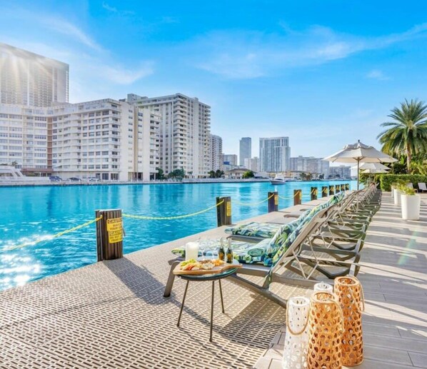 An infinity pool - 1BR w/View Balcony- Enjoy Gym & Pool (Hallandale Beach)