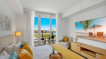 1 dormitorio, escritorio, tabla de planchar con plancha y cuna de viaje