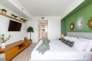 2 bedrooms, desk, iron/ironing board, travel crib - Tropical Apartment –Balcony| Resort w/Pool+ Gym (Hallandale Beach)