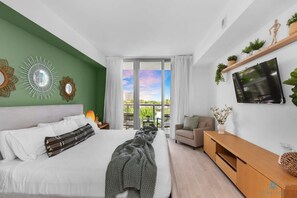 2 bedrooms, desk, iron/ironing board, travel crib - Tropical Apartment –Balcony| Resort w/Pool+ Gym (Hallandale Beach)