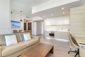 TV, offices - Rooftop Pool + Hot Tub+ Gym+ Near Beach (Hollywood)
