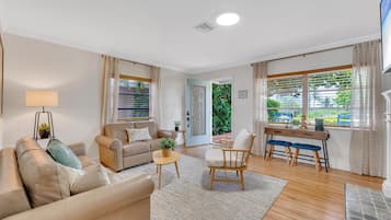 Smart TV, tenis de mesa, libros y estéreo