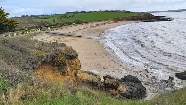 A coastal landscape with a sandy beach, rocky outcrops, and green hills in the background. - Studio de la plage - Pen Lan (Billiers)