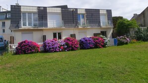 A two-story residential building with a balcony on the upper floor. - Studio de la plage - Pen Lan (Billiers)