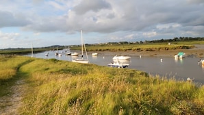 A river with boats and grassy banks. - Studio de la plage - Pen Lan (Billiers)