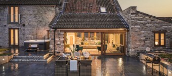 Cider Barn sleeping 12 with hot tub and Spa facilities.