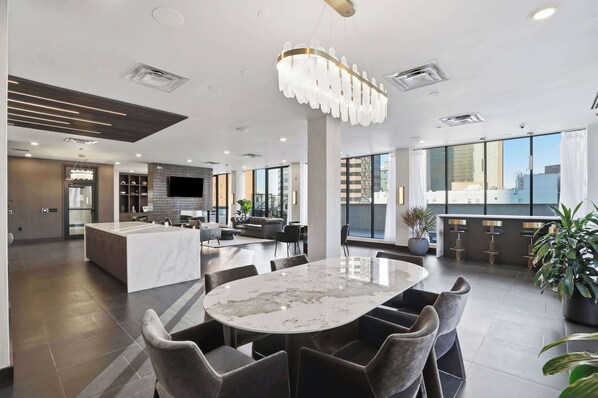 Dining - CozySuites Remi | sauna, pool, gym (Dallas)