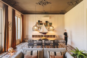 Un comedor con una mesa central, sillas y un adorno decorativo.