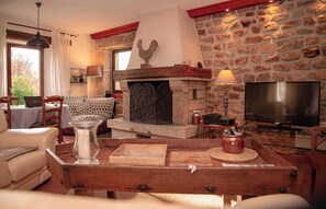 TV, fireplace, DVD player, books - Le Pradel, Gîtes de France in Termes (TERMES)