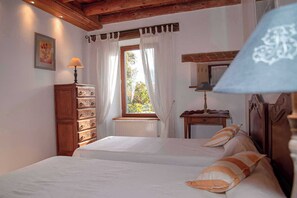 4 habitaciones, tabla de planchar con plancha y cuna de viaje 