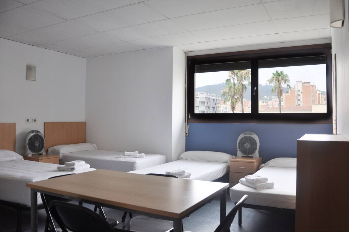 Habitació quàdruple | Escriptori, espai de treball apte per a portàtils i wifi gratuïta