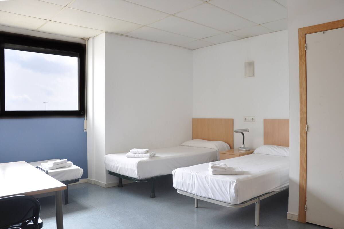 Habitació triple | Escriptori, espai de treball apte per a portàtils i wifi gratuïta