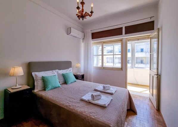 4 bedrooms, iron/ironing board, free WiFi, bed sheets