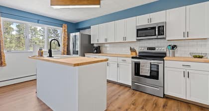 Blue Roof Lodge: Pet-Friendly, Walkable to Downtown Custer