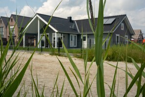 المنطقة المحيطة بالمنشأة