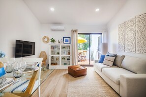 Apartamento, 1 habitación | Zona de estar | Televisión de pantalla plana de 42 pulgadas con canales por cable