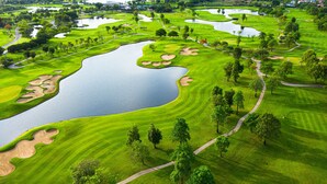 A golf course with multiple water hazards, sand bunkers, and well-maintained grass. - BnBird Sunny Algarve @ Vilamoura (Loulé)