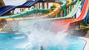 A water park with multiple slides and a pool area. - BnBird Sunny Algarve @ Vilamoura (Loulé)