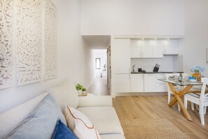 Appartement, 1 chambre | Aire de séjour | Téléviseur à écran plat de 42 po avec télévision par câble, téléviseur