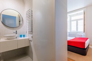 Appartement, 2 chambres | Salle de bain | Ensemble baignoire-douche, articles de toilette (gratuits)