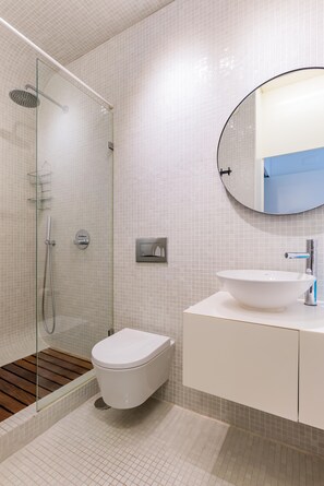 Appartement, 2 slaapkamers | Badkamer | Een bad/douchecombinatie, gratis toiletartikelen, een haardroger