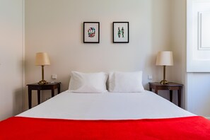 Decoración personalizada, tabla de planchar con plancha y cunas 