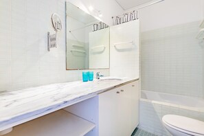 Basic Apartment, 2 Bedrooms | Bathroom | Combined shower/bathtub, free toiletries, hair dryer, bidet - Chiado Prime Camões Apartment (Lisbon)