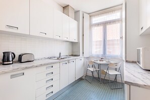 Refrigerador, microondas, placa de cocina, lavavajillas