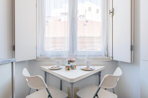 Basic-Apartment, 2 Schlafzimmer | Eigene Küche | Kühlschrank, Mikrowelle, Herdplatte, Geschirrspüler